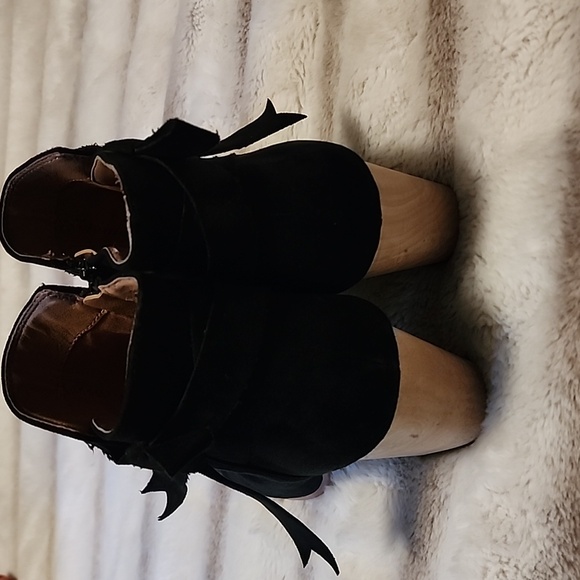 EUC Free People vegan suede heeled ankle booties In Black Color Size 10 - Picture 5 of 15